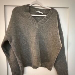 Zara Women's V-Neck Sweater in Gray